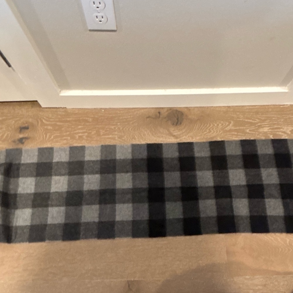 Sale! Nordstrom Cashmere Men's Checkered Scarf in Black and Gray Sale! - Picture 4 of 4